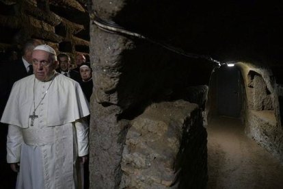 Francisco entró por primera vez en unas catacumbas en este día de los Fieles Difuntos, y no ocultó su impresión.