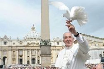 El Papa Francisco con una paloma blanca, en una foto de archivo, ya icónica