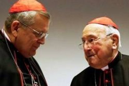 A la izquierda, el cardenal Burke; junto a él, el cardenal Brandmüller