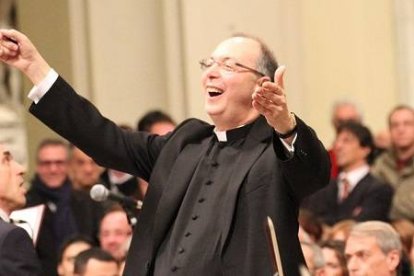 El sacerdote y músico Marco Frisina dirige el coro diocesano de Roma y compone coros para muchas celebraciones eclesiales