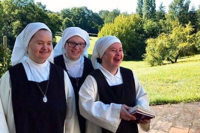 Las hermanitas Marie-Ange, Camille y Géraldine, felices y muy cerca de Dios.