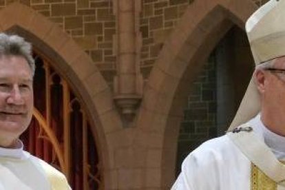 Ed Meding el día de su ordenación diaconal en 2018 con el arzobispo de Edmonton, Canadá