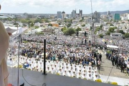 El Papa Francisco presidió la Eucaristía en Port Louis, capital de Mauricio, en el Monumento a María Reina de la Paz / Fotos- Vatican Media