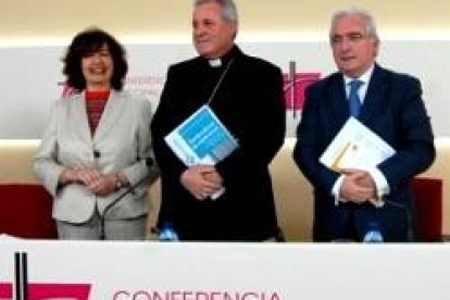 Iceta -obispo y licenciado en medicina-, el doctor Batiz y la enfermera especialista en paliativos Encarnación Isabel Pérez
