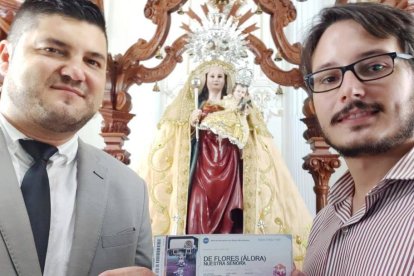 El militar entusiasta y el Hermano Mayor de la cofradía de la Virgen de Flores, en Álora, con su billete para Marte