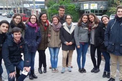 Muchos rescatadores son como estos jóvenes de la imagen, que ofrecen ayuda a mujeres frente al abortorio Dator, el más importante de Madrid