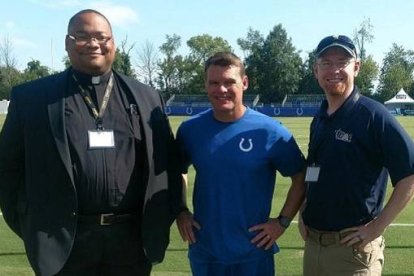 Dougas Hunter es un sacerdote que da la "talla" como capellán de los Colts de Indianápolis de la NFL