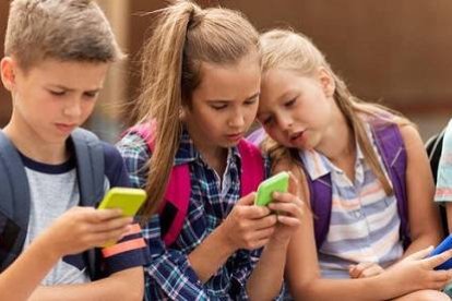 El objetivo de esta iniciativa es retrasar la edad del primer móvil entre niños y adolescentes
