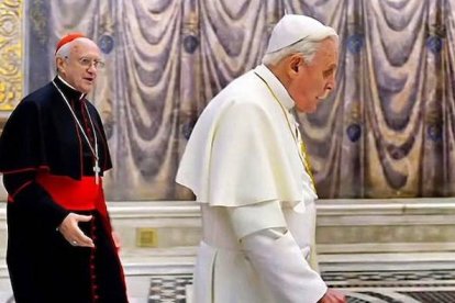 El obispo Munilla, el obispo Barron, el escritor John Waters... todos coinciden en   señalar la fallida imagen de Benedicto XVI que ofrece «Los dos Papas».