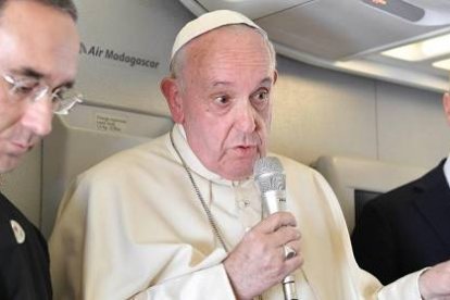 Como es tradicional, el Papa Francisco ha atendido a los medios de comunicación en el avión de vuelta a Roma / Vatican Media
