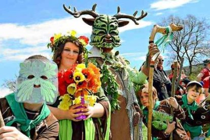 Actores disfrazados en el Festival Green Man en Gales, que existe sólo desde 2003... muchos buscan un pasado pagano que sólo existe en la fantasía new age