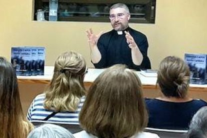 Gabriel Calvo Zarraute, sacerdote, teólogo e historiador, durante una presentación de «Verdades y mitos de la Iglesia católica».