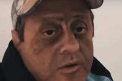 El obispo Quintero, de la diócesis colombiana de Armenia, disfrazado  y maquillado como persona sin hogar