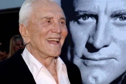 Kirk Douglas se alejó de Dios desde los 14 años hasta pasados los 70, cuando volvió a leer la Biblia y estudiarla semanalmente