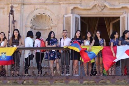 Jóvenes delegados de distintos países del Parlamento Universal de la Juventud en el Ayuntamiento de Salamanca