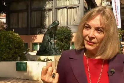 Daphne du Barry explica ante su obra su sentido como expresión del amor de la Virgen por todos sus hijos, también los que no llegan a nacer.