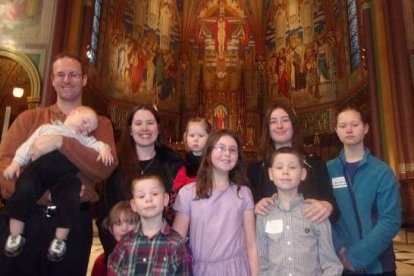 La familia Hausam con sus 8 hijos poco antes de hacerse católicos en la cuaresma de 2016