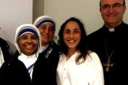 El obispo Munilla, de San Sebastián, con María "la del Himalaya" y unas Misioneras de la Caridad... el obispo y María son dos de los Premios ReL 2019