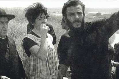 Kiko Argüello, junto a Carmen Hernández, iniciadores del Camino Neocatecumenal, junto al arzobispo de Madrid, Casimiro Morcillo, en las chabolas de Vallecas