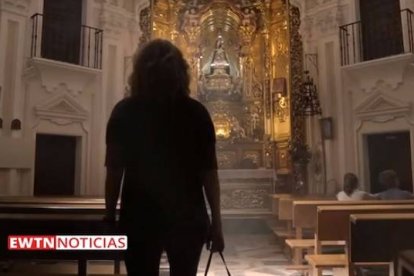 Una escena de «Corazón ardiente», cuya trama de ficción interpretan Karyme Lozano y María Vallejo-Nágera.