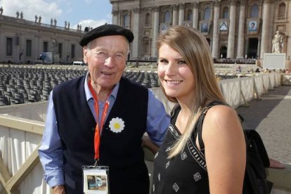 Norbert y Virginie, abuelo y nieta protagonistas del milagro, en la canonización de Santa Margarita Bays. Foto: @B. Hallet / Cath.ch