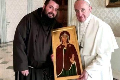 Fray Emiliano Antenucci visita al Papa Francisco con la Virgen del Silencio... el Papa tiene una copia a la entrada de su estudio
