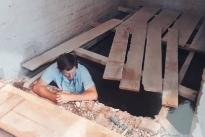 Arno Celson se coloca en el lugar donde cayó para indicar como fue el hecho asombroso: era un hueco del ascensor