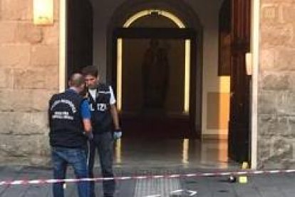 Policía en la entrada del palacio episcopal de Avellino, en Italia, tras la explosión del artefacto