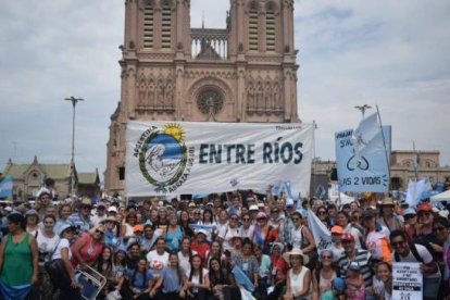 Feligreses de Entre Ríos llegan a la basílica de Luján para orar con los obispos, por las mujeres y también por los niños por nacer