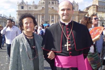 Monseñor Munilla, con su madre Inaxi, durante una visita al Vaticano