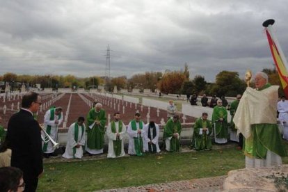 Monseñor Reig Pla, obispo de Alcalá, bendiciendo el cementerio de los Mártires de Paracuellos y a los fieles presentes el pasado año