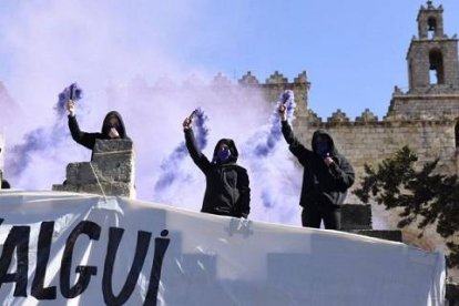 Feministas ante el Monasterio de Sant Cugat el 8 de marzo de 2020, antes de irrumplir con gritos en plena misa