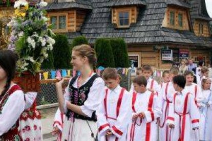 Procesión de Corpus Christi en Witow, Polonia - foto de Grezegorz Momot, de CNS