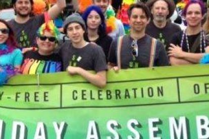 Asistentes a las Sunday Assemblies acuden a un desfile de Orgullo Gay, a ofrecer celebraciones sin divinidades