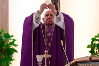 El Papa Francisco celebra la misa en la capilla de Santa Marta sin feligreses, con sólo algún acompañante y las cámaras de la televisión vaticana