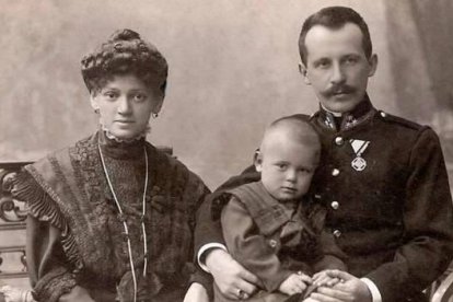 Los padres de Juan Pablo II - un militar casado con una hija de zapateros- afrontaron enfermedades, guerras, la pérdida de hijos...