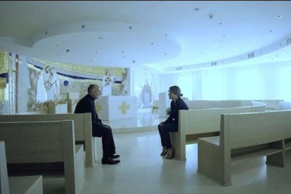 Una mujer golpeada por la tragedia y un capellán de hospital hablan en la capilla... en un mundo frío, el Corazón de Jesús aporta calor