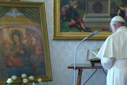 El Papa reza ante una imagen de la Virgen desde el Vaticano. También a Francisco le afectan todas las restricciones provocadas por el coronavirus