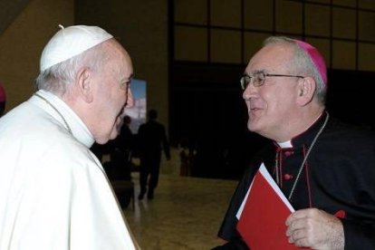 El obispo Ángel Pérez, de Barbastro-Monzón, presentó este miércoles al Papa datos de los 249 mártires que la diócesis quiere beatificar
