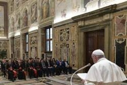 En la Plenaria del Dicasterio para los Laicos, el Papa anima a no clericalizar al laico y a que sea autónomo y creativo, sin que le entorpezcan y frenen