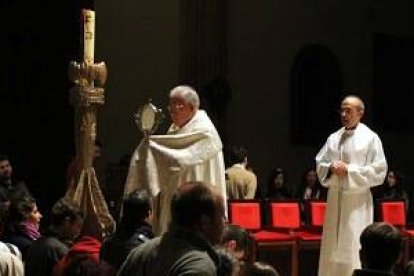 El obispo Reig Pla bendice a familias y religiosos en un encuentro de adoración de Holywins en la catedral de Alcalá