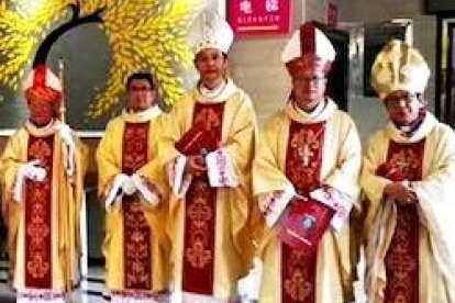 Monseñor Hongwei, en el centro de la imagen, tras su consagración episcopal.