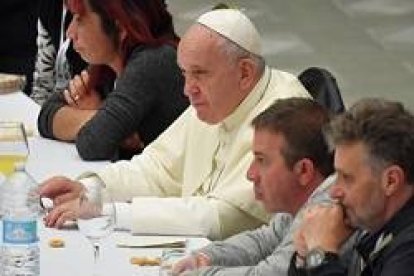 El Papa Francisco sentado a la mesa con pobres de Roma en la III Jornada Mundial de los Pobres