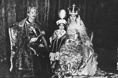 El emperador Carlos I de Austria y IV de Hungría, con su esposa Zita de Borbón-Parma y su hijo mayor, Otto de Habsburgo, quien fue parlamentario europeo entre 1979 y 1999.