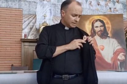 El padre Arellano muestra el Detente que lleva puesto, un arma para luchar contra el coronavirus