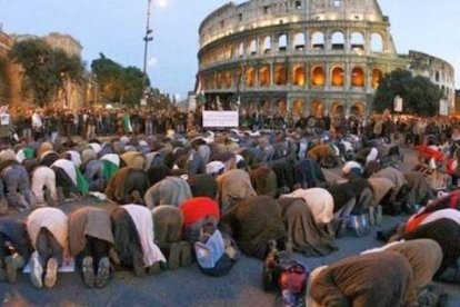 Musulmanes en Roma. Alessandra percibió enseguida, de regreso a casa, la pérdida del sentido de comunidad y trascendencia que ofrece la religión.
