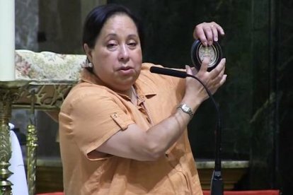 Alicia Beauvisage muestra la reliquia de Santa Margarita María de Alacoque que encontró en un mercadillo en Francia