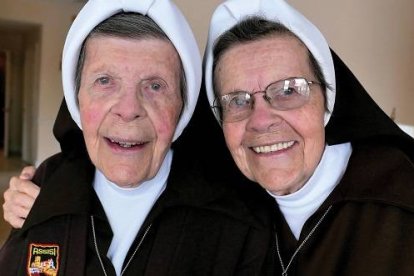 A la izquierda Mary Robert Bernet,y  a la derecha su hermana gemela Clare Bernet, que nació 15 minutos antes