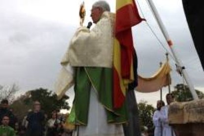 El obispo Reig Pla bendice con el Santísimo cada una de las fosas comunes del Cementerio de Paracuellos