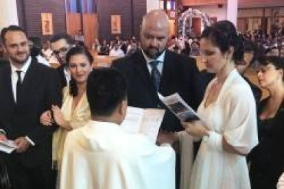 Juan Francisco y Oana se casan en septiembre en Vancouver ante Dios... en la misma ceremonia que otras 22 parejas